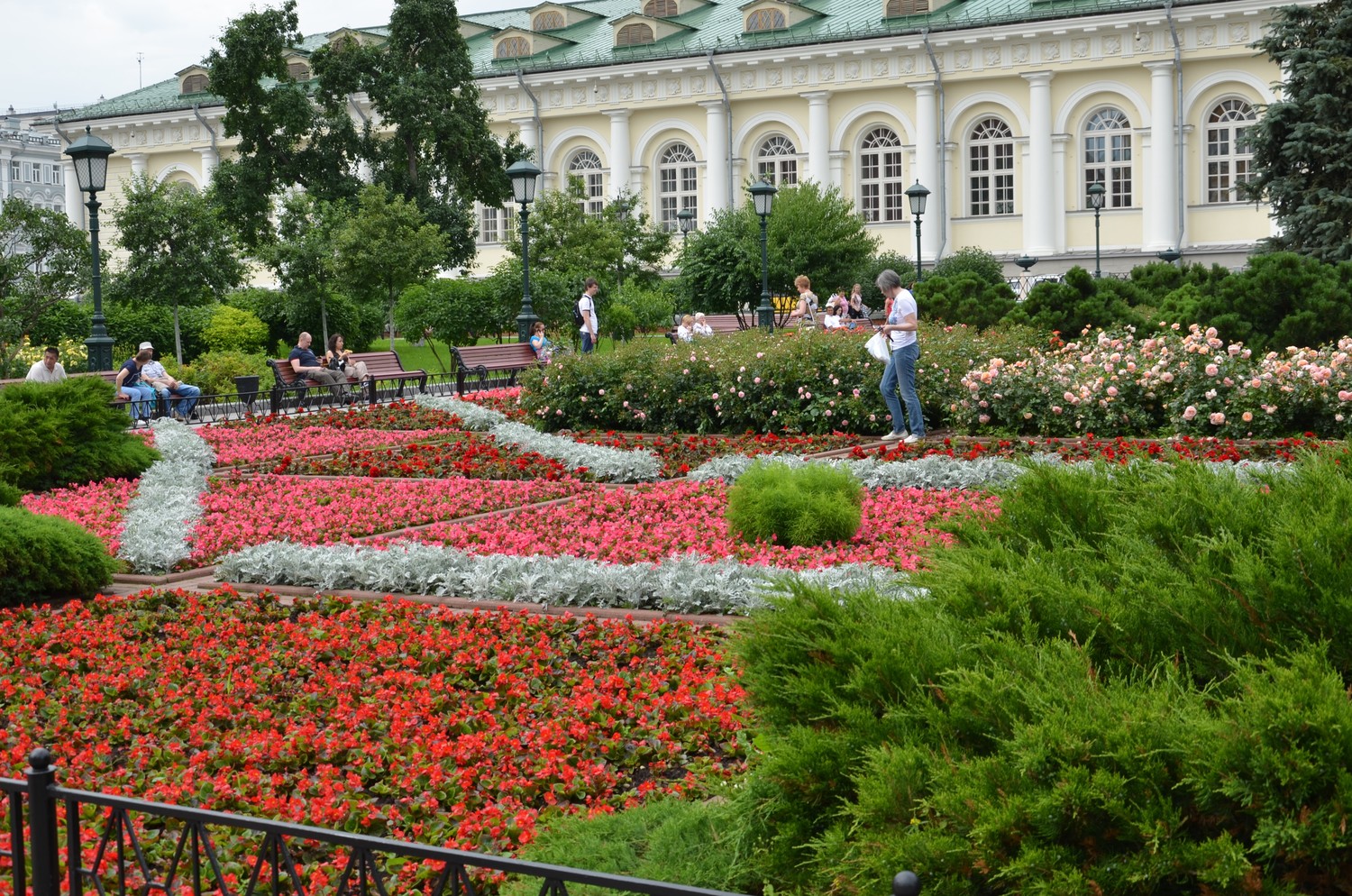 клумбы Александровский сад москва